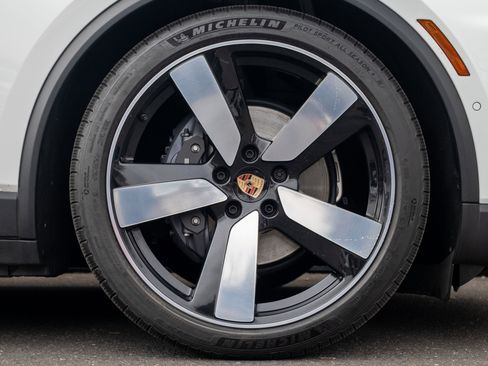 Certified 2025 Porsche Macan Electric image 15