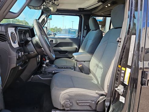Used 2025 Jeep Wrangler Unlimited Sahara AWD/4WD image 24
