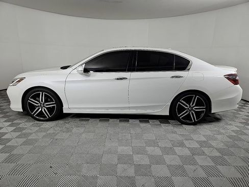 Used 2017 Honda Accord Touring image 7