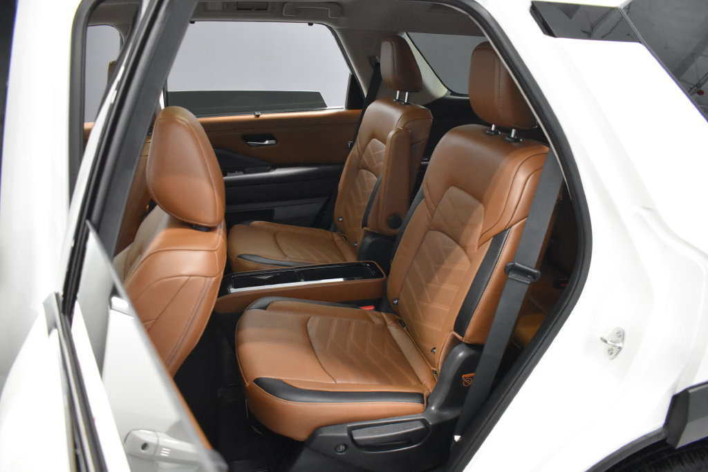 Certified 2024 Nissan Pathfinder Platinum AWD/4WD image 34