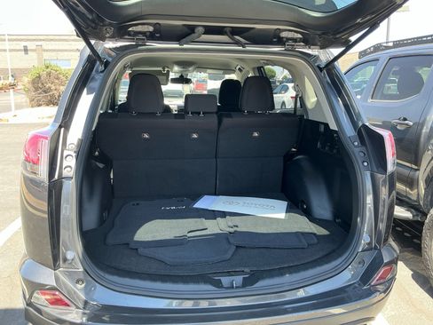 Used 2018 Toyota RAV4 LE w/ Carpet Mat Package FWD image 31