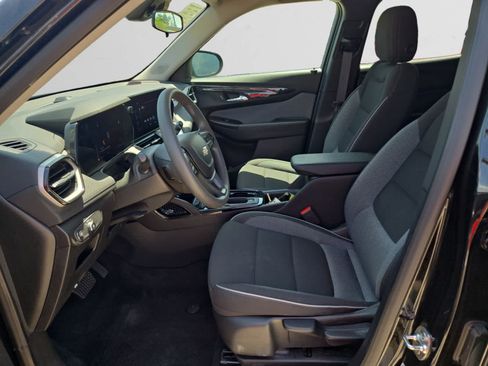 Used 2025 Chevrolet TrailBlazer LT AWD/4WD image 9