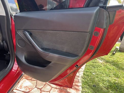 Used 2022 Tesla Model Y Long Range image 18