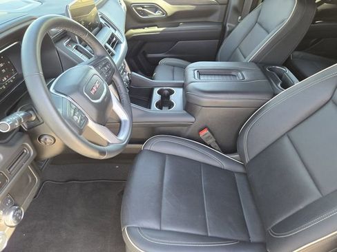 Used 2024 GMC Yukon SLT w/ SLT Luxury Package image 14