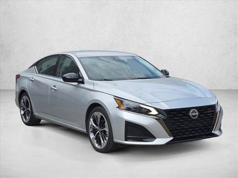 Used 2024 Nissan Altima 2.5 SR FWD image 3