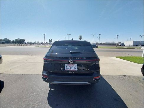 Used 2025 Volkswagen Taos SE AWD/4WD image 6