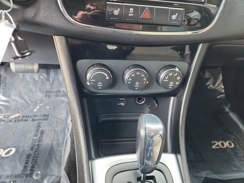 Used 2011 Chrysler 200 Limited image 12