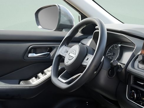 Used 2024 Nissan Rogue SV AWD/4WD image 13