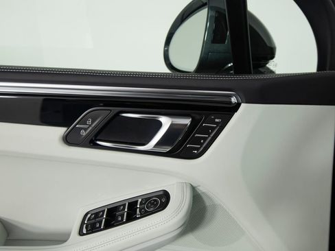 Certified 2026 Porsche Macan AWD/4WD image 19