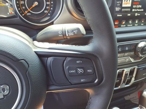 Used 2023 Jeep Gladiator Sport AWD/4WD image 14