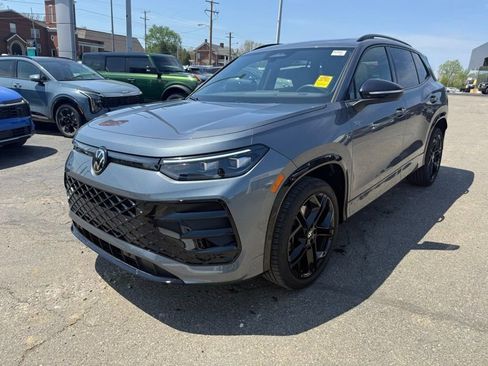 Used 2025 Volkswagen Tiguan SE R-Line image 3