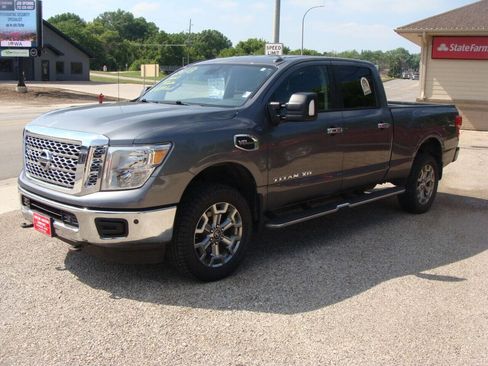 Used 2018 Nissan Titan SV w/ SV Convenience Package image 17