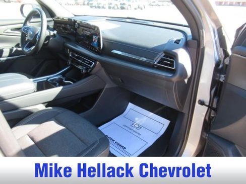 Used 2025 Chevrolet Traverse LT image 10