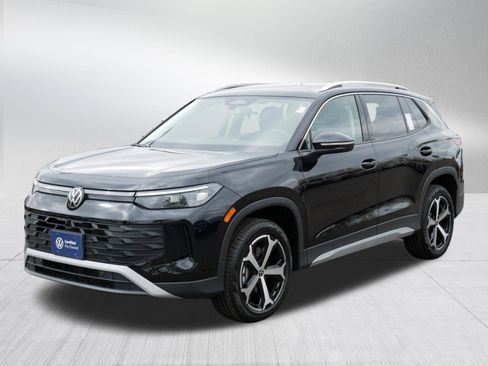 Certified 2025 Volkswagen Tiguan SE w/ Panoramic Sunroof Package AWD/4WD image 3