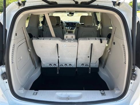 Used 2020 Chrysler Pacifica Limited w/ Advanced Safetytec Group FWD image 30