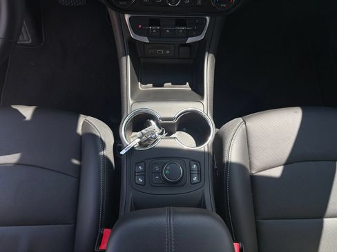 Used 2022 GMC Terrain SLT w/ Infotainment Package II FWD image 13