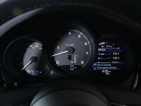 Certified 2024 Porsche Macan image 14