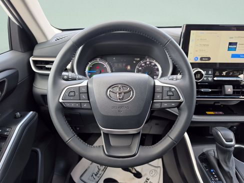 Used 2025 Toyota Highlander XLE AWD/4WD image 17
