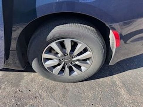 Used 2023 Chrysler Pacifica Limited image 8