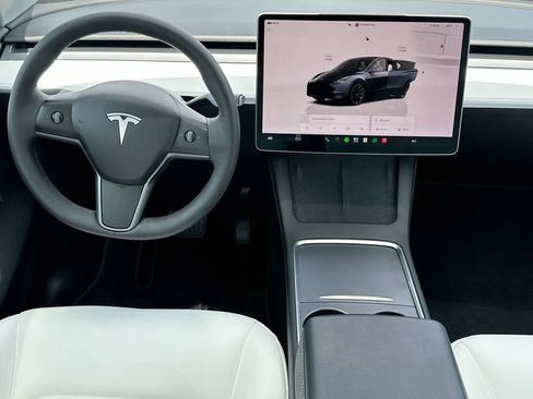 Used 2024 Tesla Model Y Long Range RWD image 11