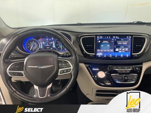 Used 2021 Chrysler Pacifica Touring-L FWD image 16
