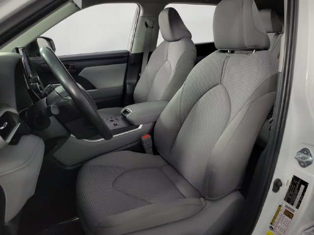 Used 2024 Toyota Highlander LE FWD image 14