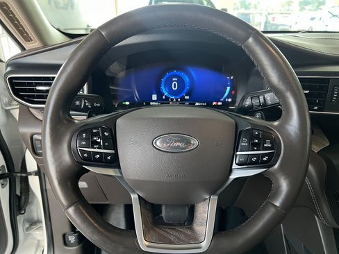 Used 2020 Ford Explorer Platinum w/ Premium Technology Package AWD/4WD image 12