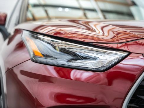 Used 2022 Toyota Highlander XLE AWD/4WD image 12