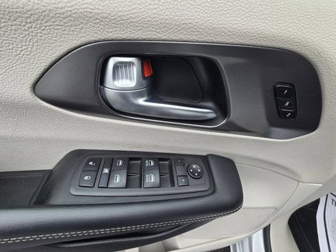Used 2024 Chrysler Pacifica Touring-L image 18