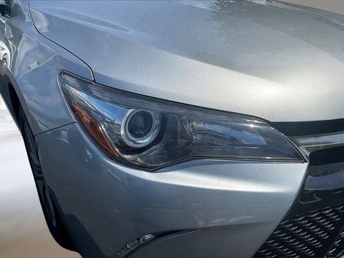 Used 2017 Toyota Camry SE w/ Moonroof Package FWD image 32