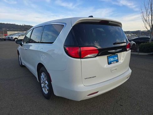 Used 2023 Chrysler Voyager LX image 3