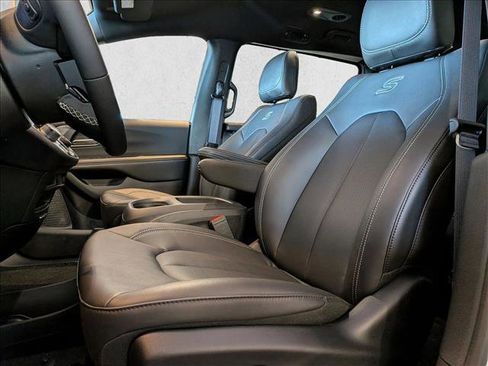 New 2026 Chrysler Pacifica Select w/ S Appearance Package image 4