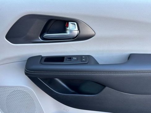 Used 2024 Chrysler Pacifica Touring-L image 22