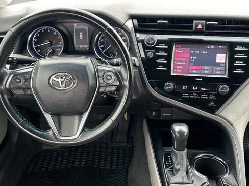 Used 2020 Toyota Camry SE image 14
