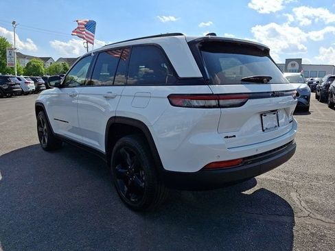 Used 2023 Jeep Grand Cherokee Limited w/ Black Appearance Package AWD/4WD image 4