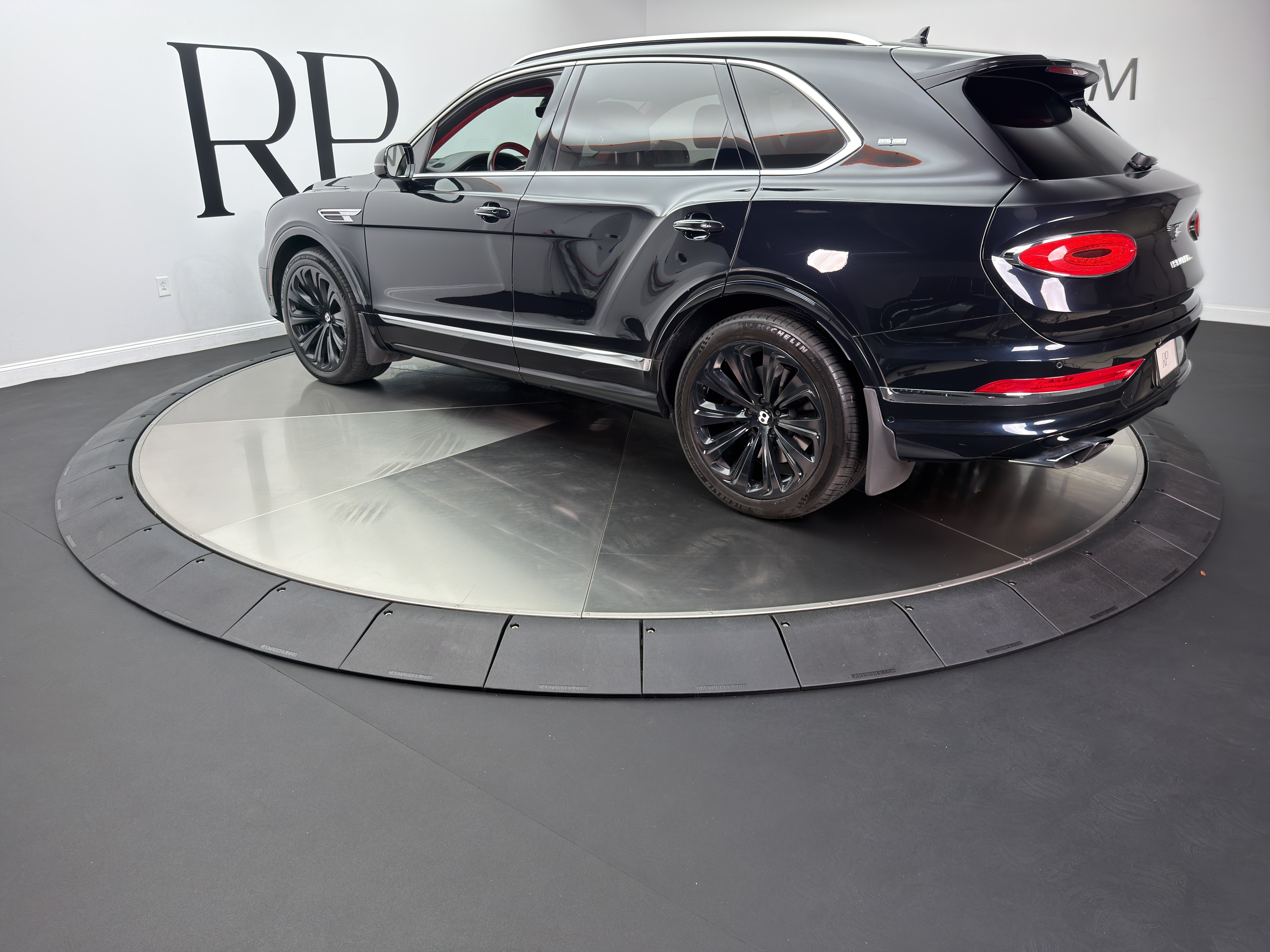 Used 2021 Bentley Bentayga w/ First Edition Specification AWD/4WD image 4