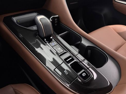 Used 2025 Toyota Crown Signia w/ Advanced Technology Package image 20