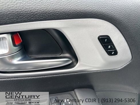 Used 2025 Chrysler Pacifica Limited FWD image 9