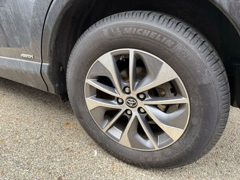 Used 2018 Toyota RAV4 XLE image 9