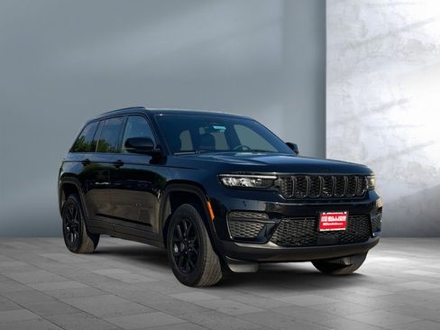 Used 2025 Jeep Grand Cherokee Altitude AWD/4WD image 8