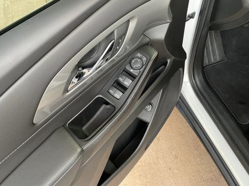 Used 2023 Chevrolet Traverse LT image 15