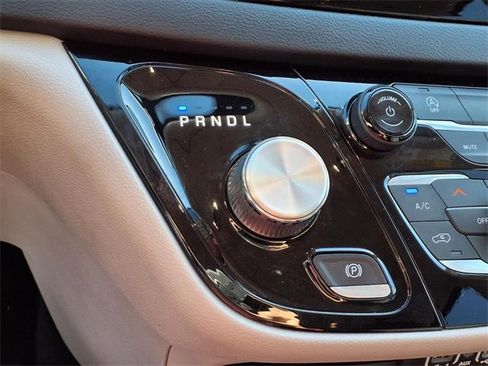 Used 2022 Chrysler Voyager LX image 8