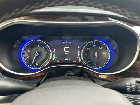 Used 2023 Chrysler Pacifica Limited AWD/4WD image 31