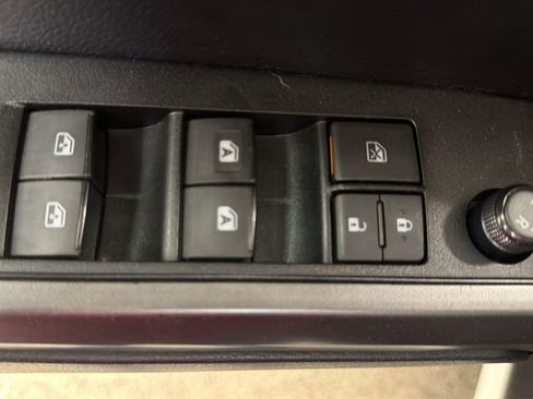 Used 2019 Toyota Tacoma TRD Off-Road w/ Technology Package AWD/4WD image 16