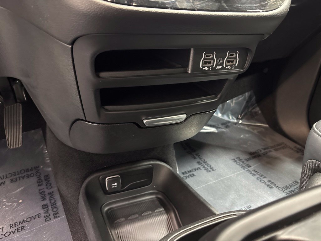 Used 2025 Chrysler Pacifica Select FWD image 25