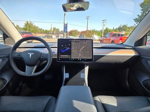 Used 2020 Tesla Model 3 Standard Range Plus image 11