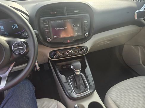 Used 2025 Kia Soul LX w/ LX Technology Package FWD image 2