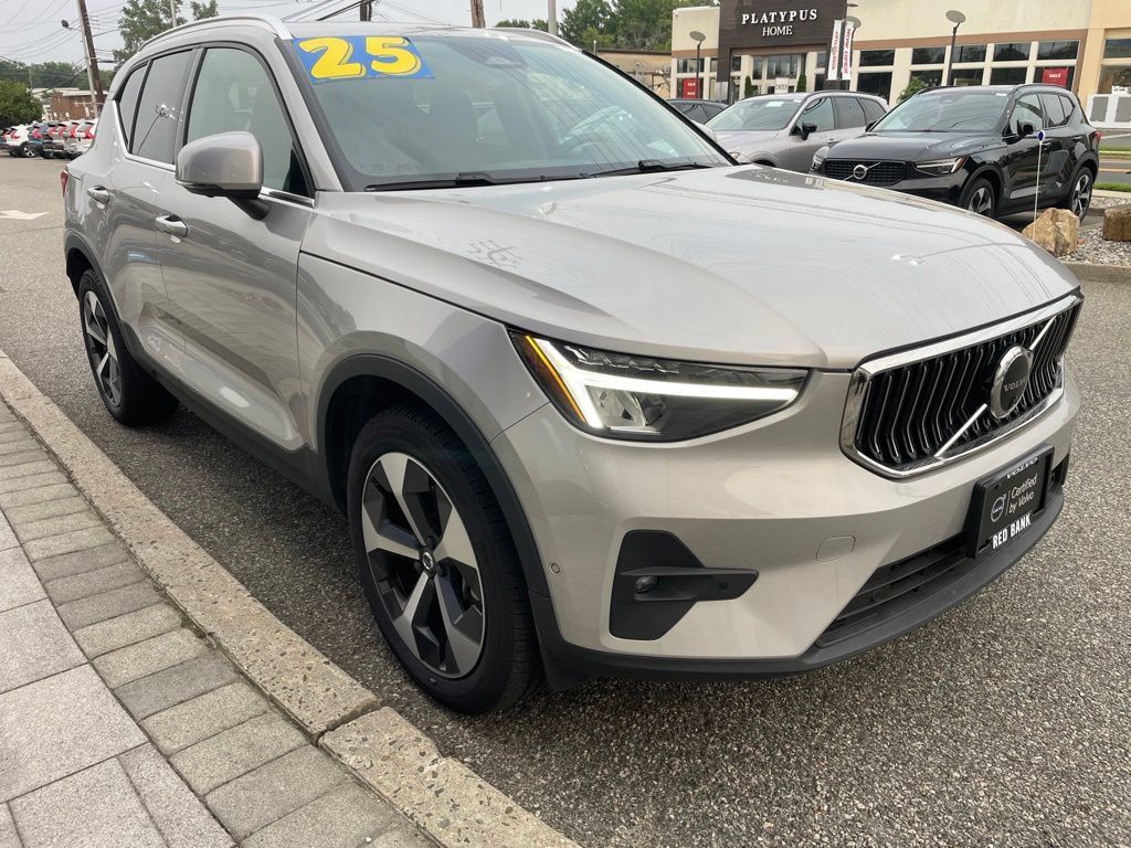 Used 2025 Volvo XC40 B5 Plus AWD/4WD image 7