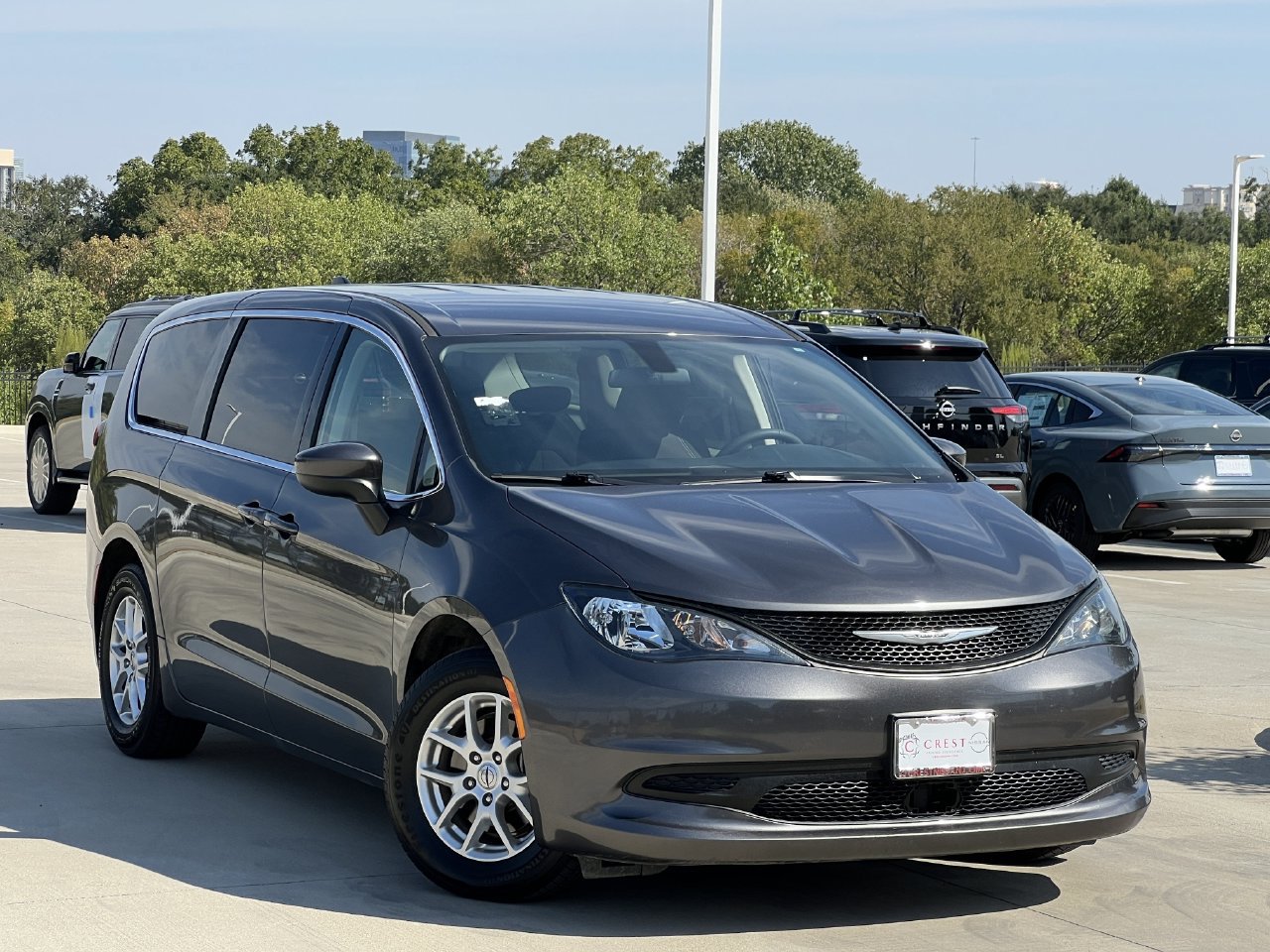 Used 2022 Chrysler Voyager LX FWD image 2