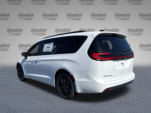 New 2026 Chrysler Pacifica Select image 6